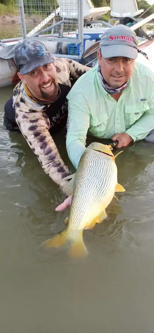 FELICES. Destefani con Esteban Orresta luego de haber concretado una buena captura.