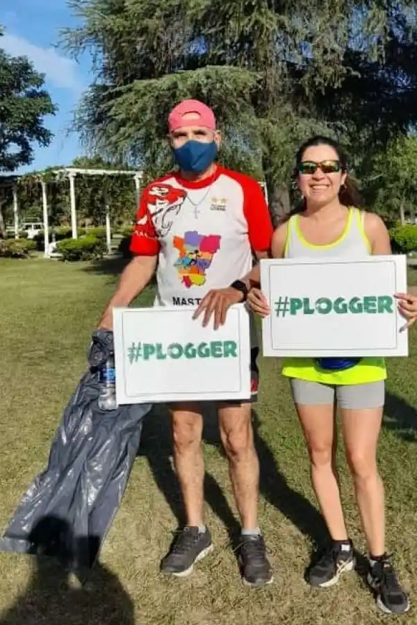 VISIBLE. Quienes colaboraron con la iniciativa, lucieron un cartel que los identificaba como activistas de esta plausible actividad deportivo-ambiental.  