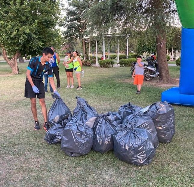 SOBRE EL FINAL. Las recorridas que se efectúan permiten reunir una gran cantidad de basura, la cual es arrojada por quienes ocasionalmente transitan por los espacios públicos. 