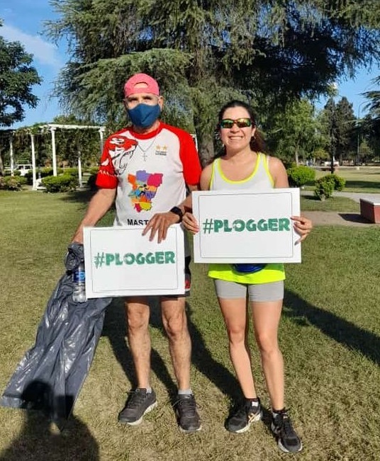 VISIBLE. Quienes colaboraron con la iniciativa, lucieron un cartel que los identificaba como activistas de esta plausible actividad deportivo-ambiental.  