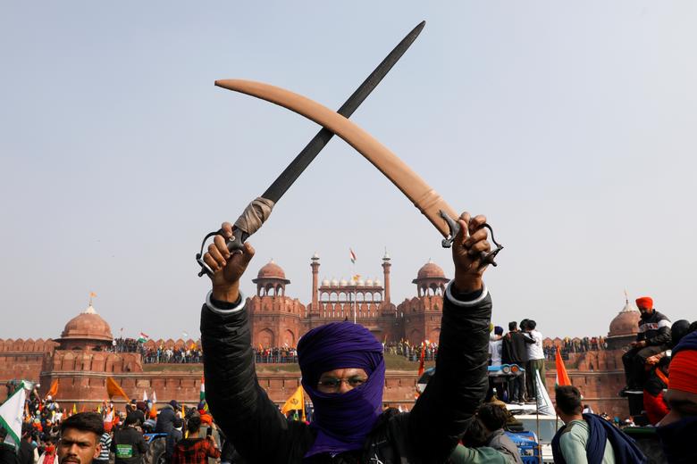 Marcha: descontento. En India, un agricultor sostiene una espada durante una protesta contra las leyes agrícolas promulgadas por el gobierno de Narendra Modi, en el histórico Fuerte .Rojo