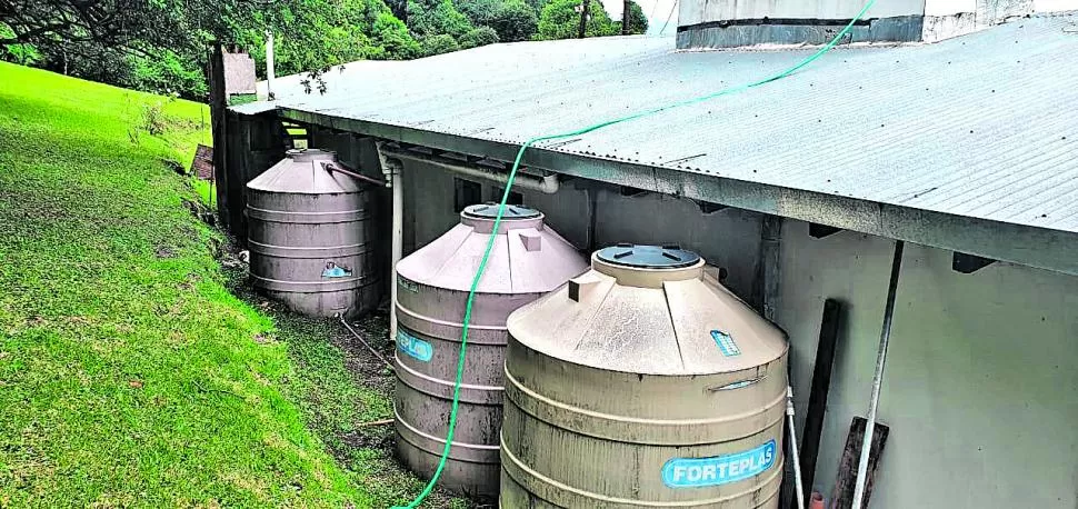 RESIGNADOS. En muchas casas, cansados de padecer por los cortes frecuentes de servicio, los vecinos instalaron tanques para atesorar agua de lluvia. 