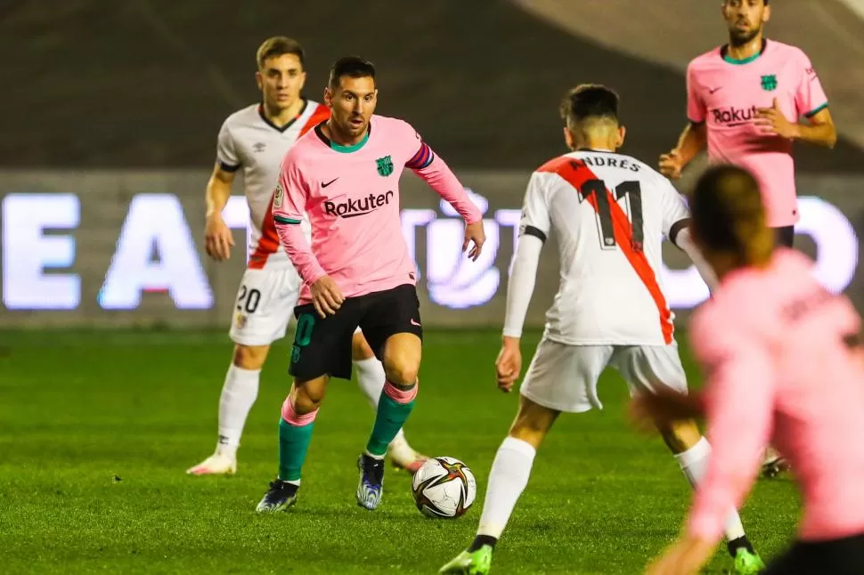 ENCENDIDO. Lionel Messi jugó un buen partido en el estadio de Vallecas, e incluso pudo festejar un gol. 