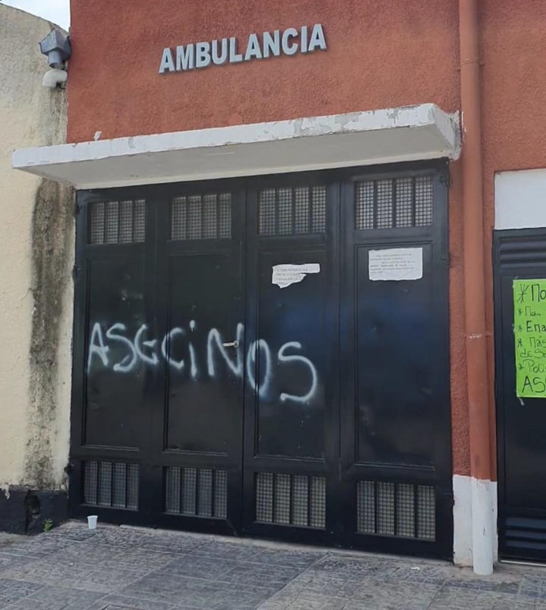 AGRESIONES VERBALES. Un grupo de personas escribió “asecinos” junto al nombre de varios profesionales en el portón de la policlínica.   