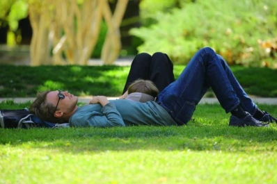Dormir la siesta mejora la agilidad mental, según un nuevo estudio científico