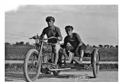 Tucumán retro: en el parque 9 de Julio, en 1936, con una Harley Davidson