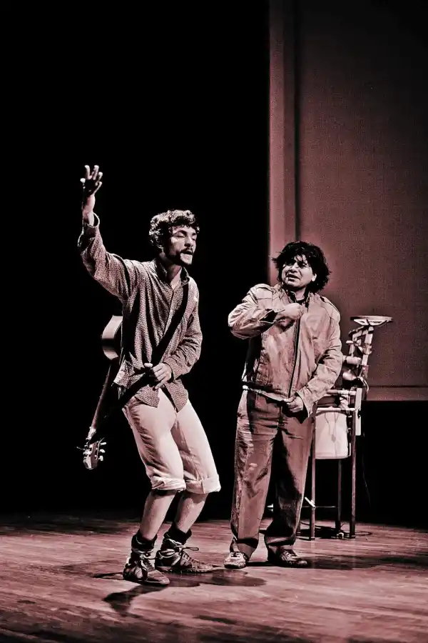 Dos músicos que quieren romperla en barrio El Bosque