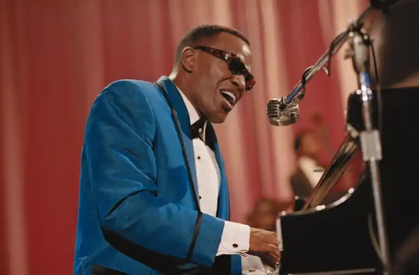  RAY. Jamie Foxx encarna a Ray Charles.