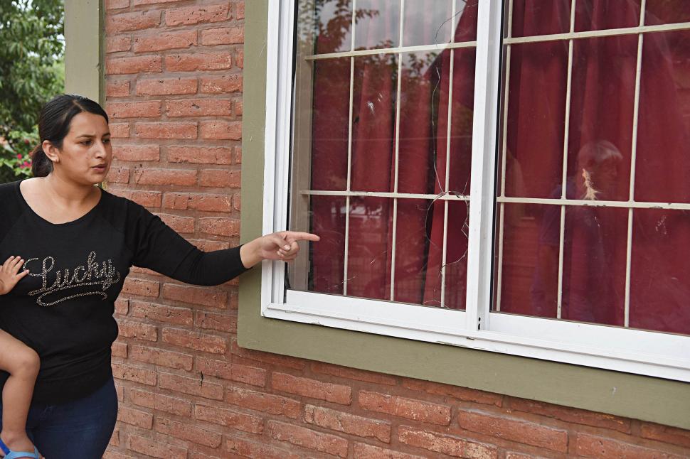 VIDRIOS ROTOS. Daniela Pereyra muestra como dejaron su vivienda.  