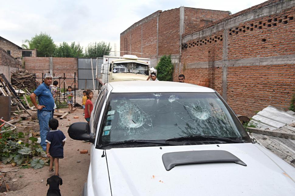 DAÑOS. Los parabrisas y las ventanas fueron destrozadas a pedradas.  