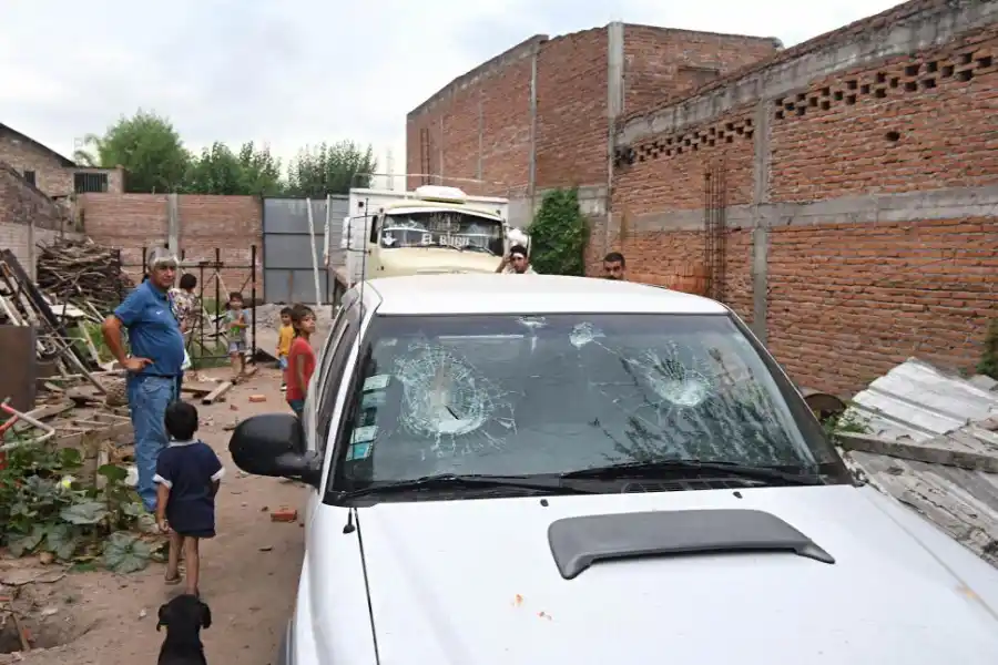 DAÑOS. Los parabrisas y las ventanas fueron destrozadas a pedradas.  