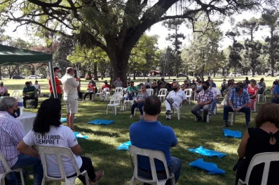 Retorno de clases: docentes opositores al frente gremial se reunieron en el parque 9 de Julio