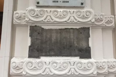 Robaron la placa fundamental del mítico Café Tortoni: nos toca el corazón