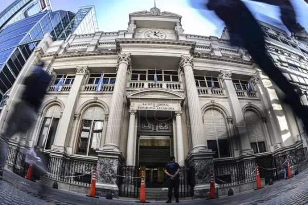 La compra de dólares para ahorro cayó 10%