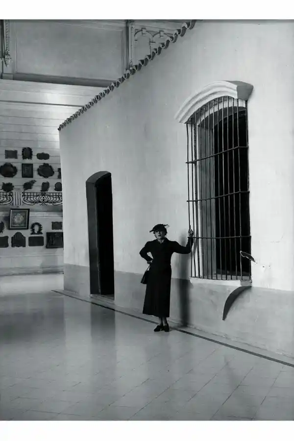  La actriz Berta Singerman posa junto a lo único que quedaba en pie de la Casa Histórica en la de década de 1930. Excepto el salón donde se había jurado la Independencia, el resto había sido completamente derribado, para armar una enorme estructura vacía que lo protegiera. Los muros interiores de ese enorme salón, se llenaron poco a poco de placas de bronce, como las que se ven al fondo en la imagen. Ayer y hoy, la visita de cualquier ilustre incluye la visita a la “Casita de Tucumán”.