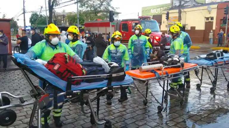 Video: un incendio afectó el sector pediátrico de un hospital en Chile