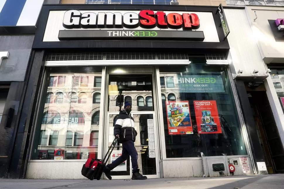 TIENDA EN NUEVA YORK. Una persona pasa frente a una tienda GameStop en el distrito de Manhattan. 