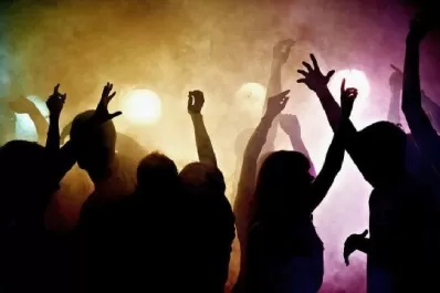 ¿Por qué los jóvenes van a las fiestas clandestinas?