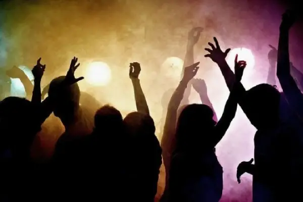 ¿Por qué los jóvenes van a las fiestas clandestinas?