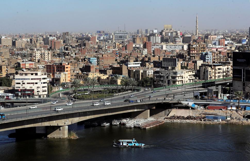 EL CAIRO. Una vista general de la capital de Egipto da cuenta del escaso movimiento que vive por estas horas la ciudad situada a orillas del Nilo. 
