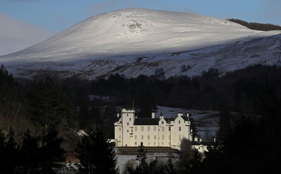 ESCOCIA, GRAN BRETAÑA. El castillo de Blair luce reluciente en medio de los bosques que conforman las nevadas montañas Grampian en la localidad escocesa de Blair Atholl.