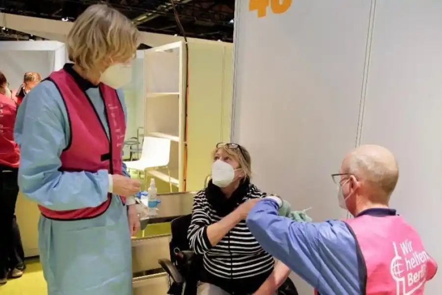 EN BERLÍN. Una mujer recibe la vacuna Pfizer-Biontech en un centro de vacunación. REUTERS