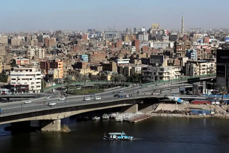 EL CAIRO. Una vista general de la capital de Egipto da cuenta del escaso movimiento que vive por estas horas la ciudad situada a orillas del Nilo. 