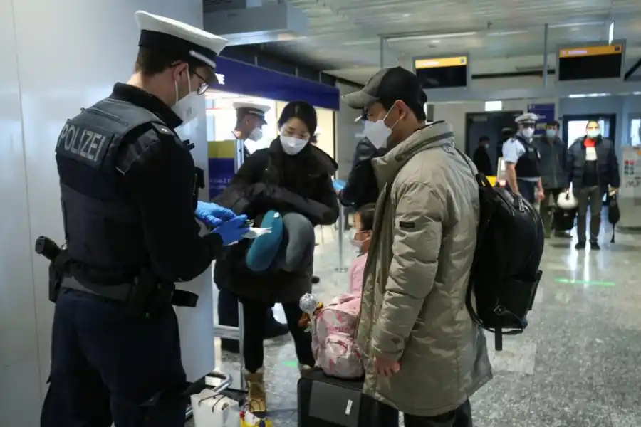 FRANKFURT. Policías de Alemania chequean el arribo de pasajeros provenientes de Gran Bretaña por el aumento de casos de coronavirus.