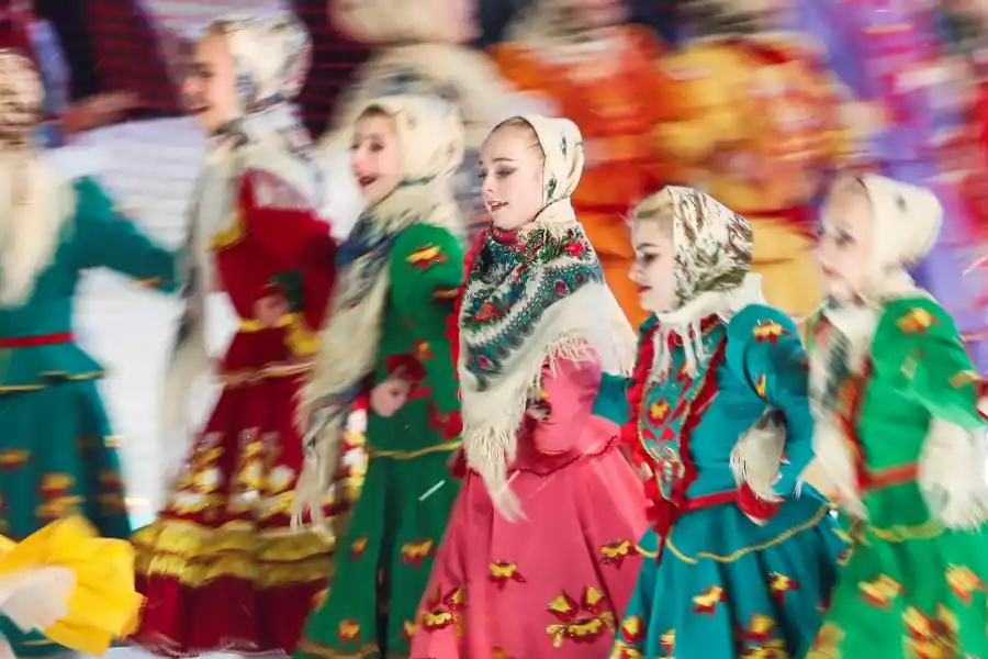 MUESTRA. Un grupo de mujeres que representan a Rusia realizan un slalom paralelo en la presentación de la Copa Mundial de Snowboard que se llevará a cabo en China durante febrero, bajo la Federación Internacional de Esquí.