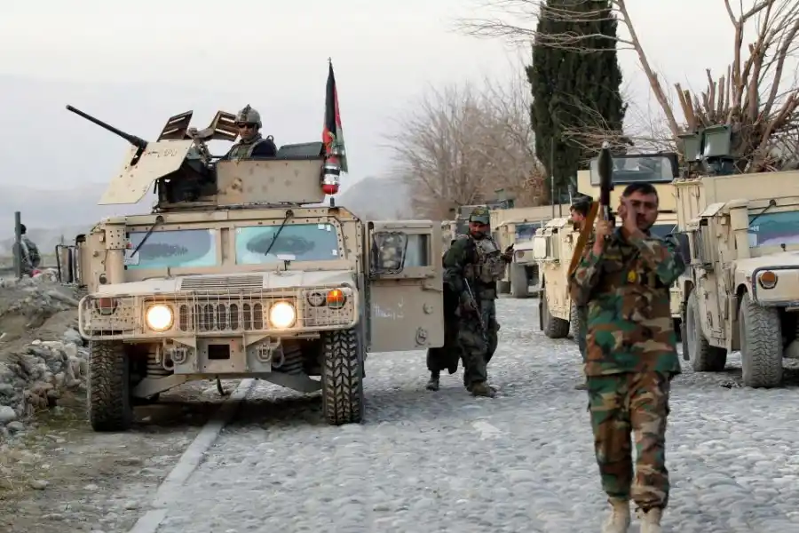 NANGARHAR, AFGANISTÁN. Soldados de la Armada Nacional de Afganistán inspeccionan los alrededores del lugar donde ocurrió un atentado con un coche bomba, en la base militar del distrito de Shirzad. El lugar, nevado, fue testigo del despliegue militar que se produjo.