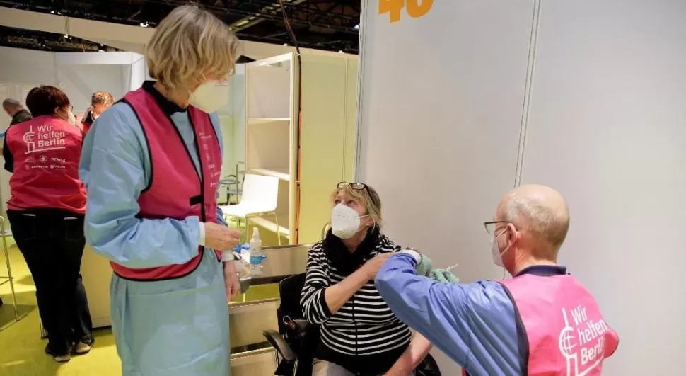 EN BERLÍN. Una mujer recibe la vacuna Pfizer-Biontech en un centro de vacunación. REUTERS