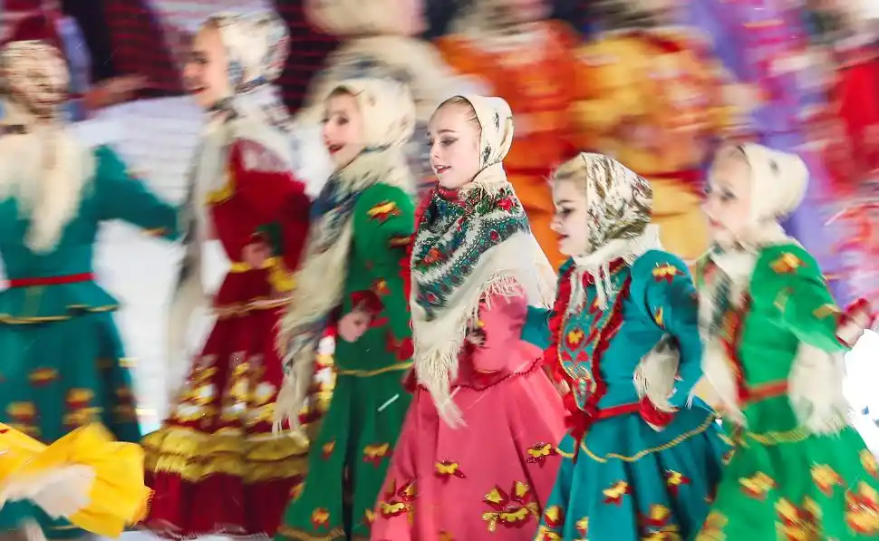 MUESTRA. Un grupo de mujeres que representan a Rusia realizan un slalom paralelo en la presentación de la Copa Mundial de Snowboard que se llevará a cabo en China durante febrero, bajo la Federación Internacional de Esquí.