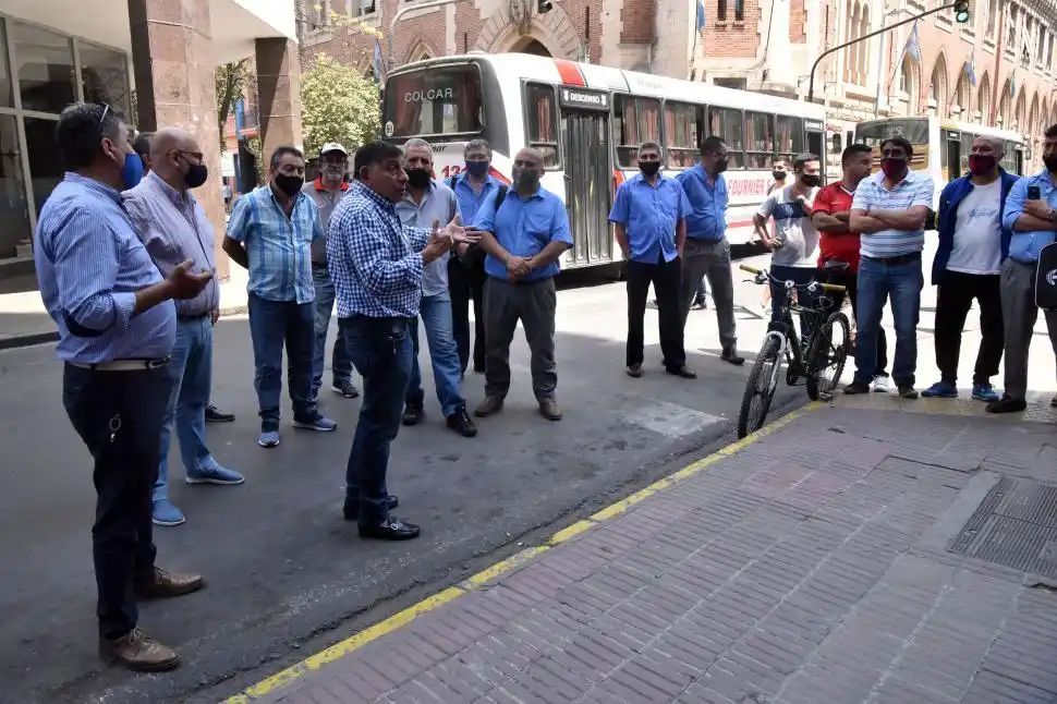 CHOFERES. Los 3.600 trabajadores temen por la situación económica.  