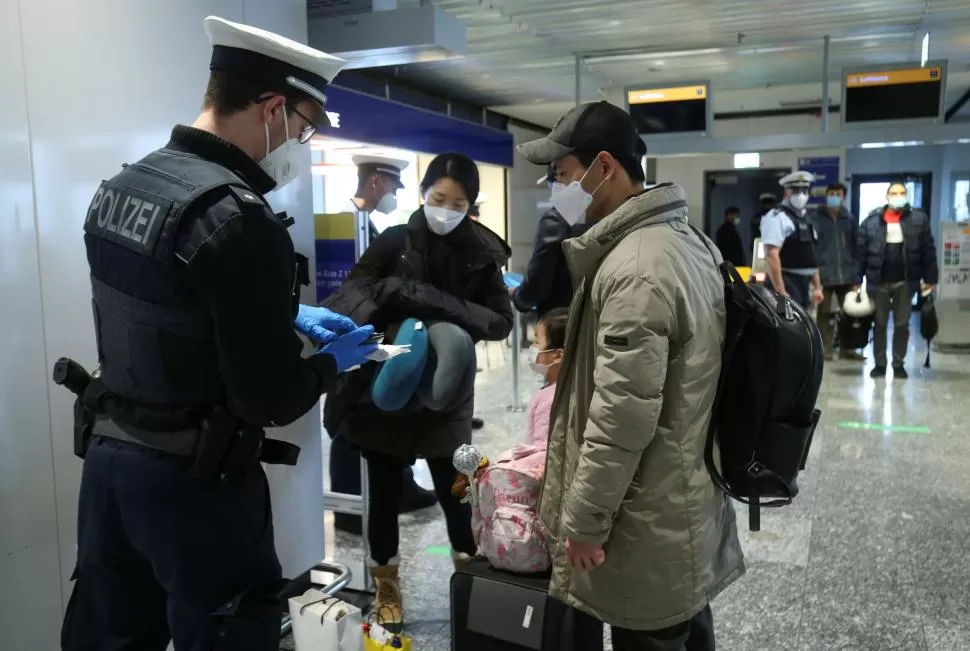 FRANKFURT. Policías de Alemania chequean el arribo de pasajeros provenientes de Gran Bretaña por el aumento de casos de coronavirus.