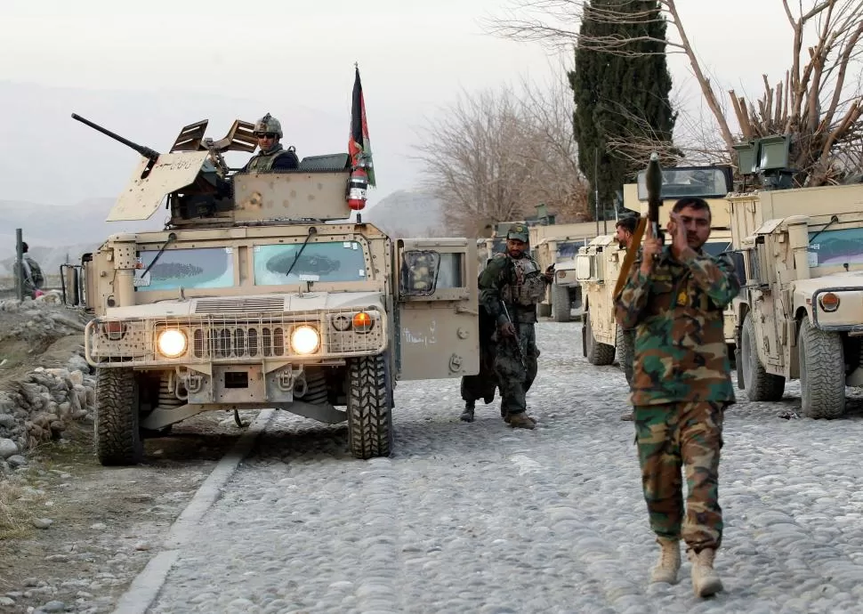 NANGARHAR, AFGANISTÁN. Soldados de la Armada Nacional de Afganistán inspeccionan los alrededores del lugar donde ocurrió un atentado con un coche bomba, en la base militar del distrito de Shirzad. El lugar, nevado, fue testigo del despliegue militar que se produjo.