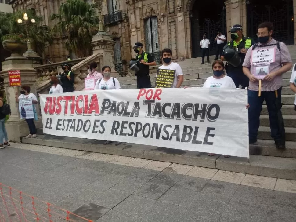 PANCARTA. Parientes de Tacacho, en un reclamo por justicia en la Casa de Gobierno. Archivo / LA GACETA