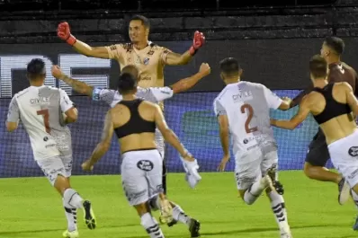 Tras 22 años de espera, Platense le ganó por penales a Estudiantes de Río Cuarto y ascendió a Primera