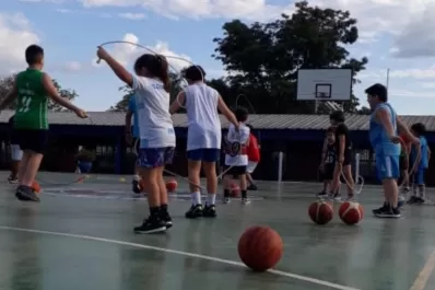 Podés tomar clases gratuitas de básquet, en Yerba Buena