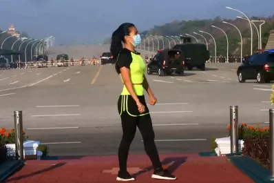Video: dictaba clases de aerobic mientras atrás daban un golpe de Estado