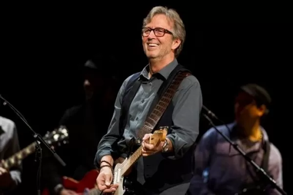 Eric Clapton anunció que no dará shows en lugares donde obliguen al público a vacunarse