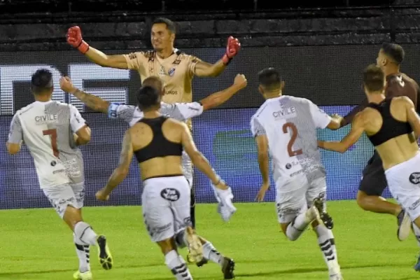Tras 22 años de espera, Platense le ganó por penales a Estudiantes de Río Cuarto y ascendió a Primera
