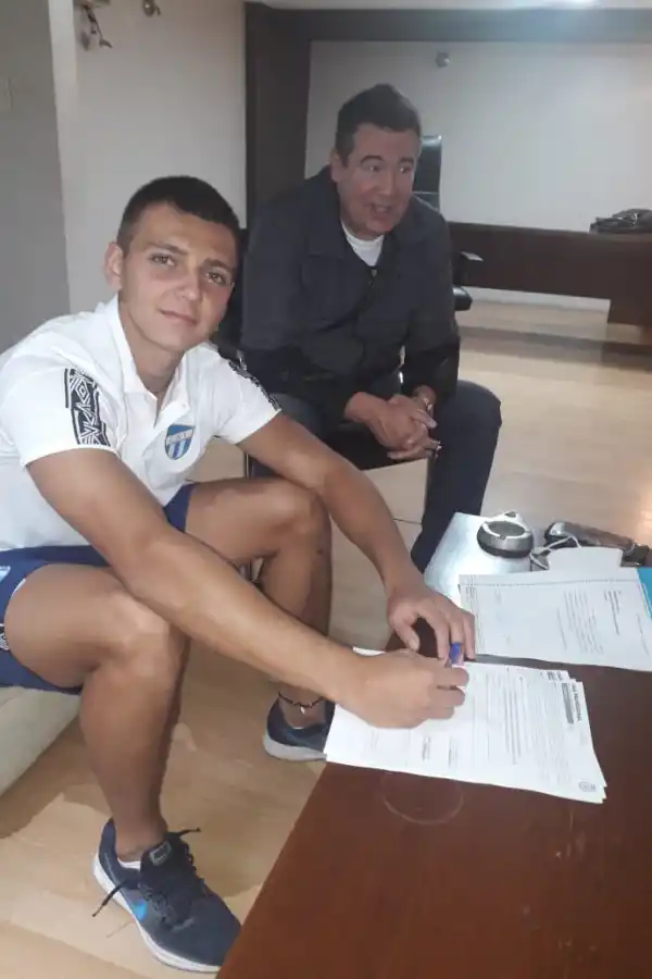 EL PIBE SE ILUSIONA. Maestro Puch firmó el contrato con Miguel Abbondándolo, vicepresidente tercero de Atlético. 