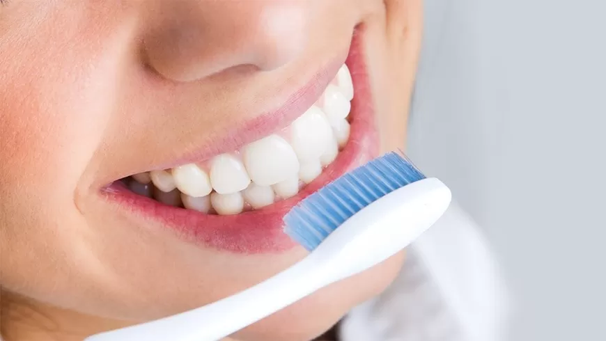 LA LIMPIEZA ES UNO DE LOS PUNTOS PRIMORDIALES. Cepillar bien los dientes, las veces que sea necesario, asegura una buena salud bucal.  