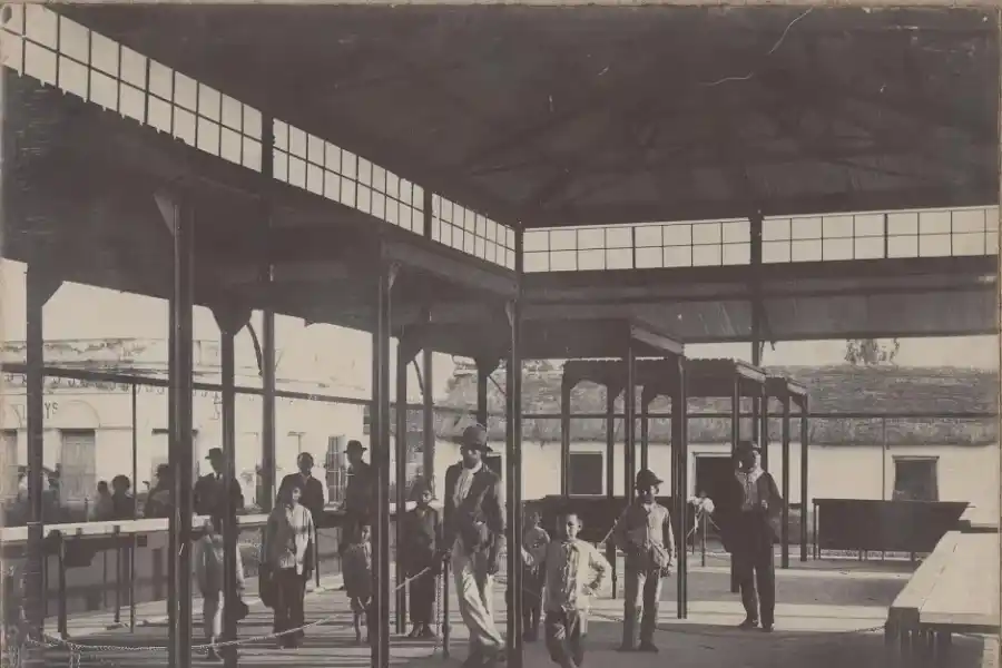 EN EL INTERIOR. Aquí se puede ver la vieja estrutura metálica del mercado. 