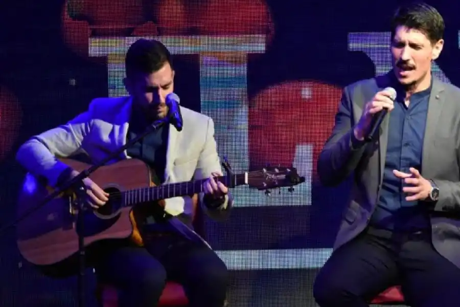 IL NUOVO. Facundo Villagrán y Benjamín Zubiaurre, voces líricas en el show.   