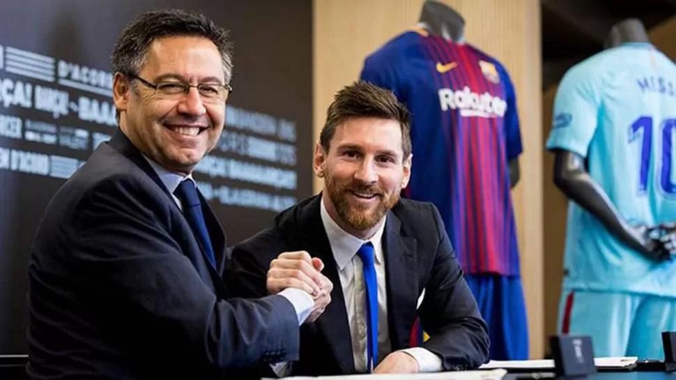 ACUERDO. Josep Bartomeu y Lionel Messi firmaron el vínculo en 2017.