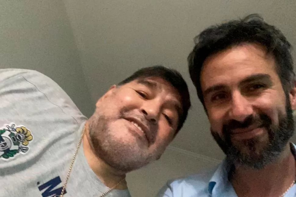 TODO ERA DIFERENTE. Luque en una selfie junto con Maradona, cuando era DT del “Lobo”. 