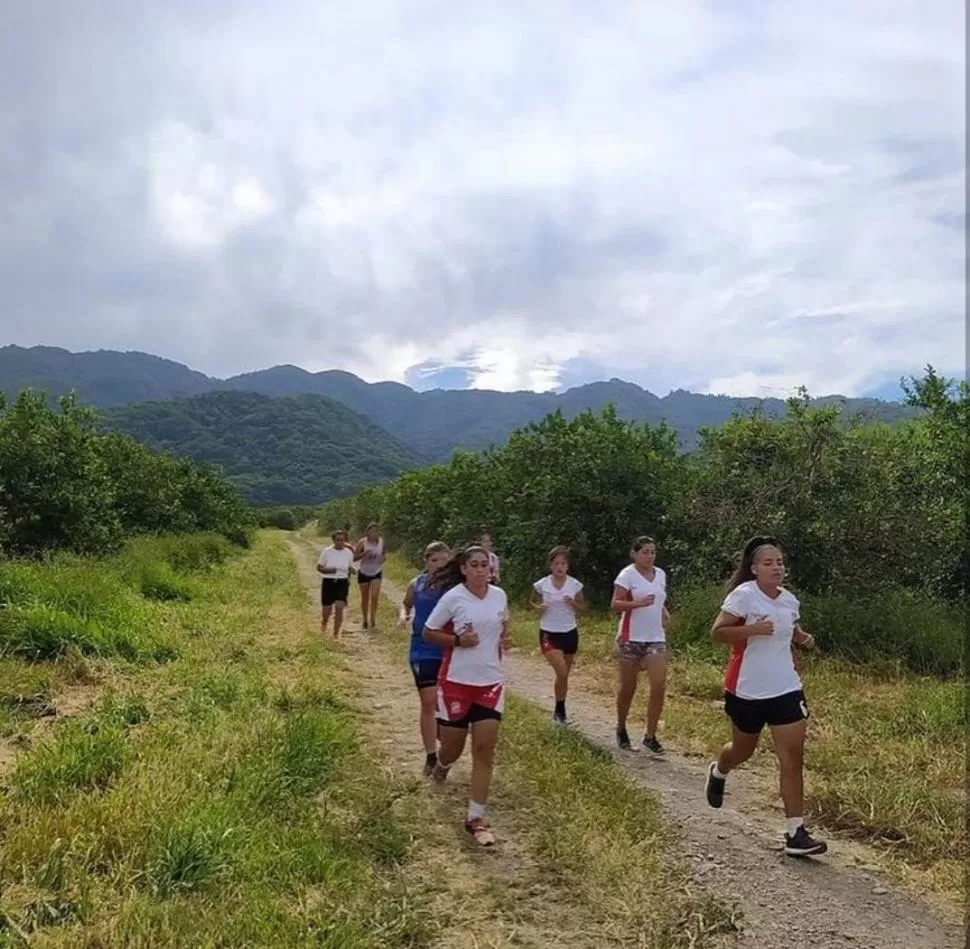  A CORRER. Las chicas de San Martín corren en el cerro y practican en el complejo.  