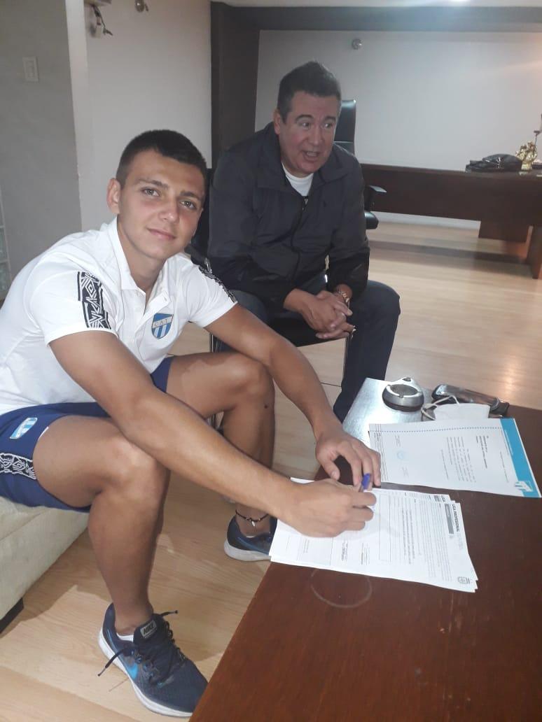 EL PIBE SE ILUSIONA. Maestro Puch firmó el contrato con Miguel Abbondándolo, vicepresidente tercero de Atlético. 