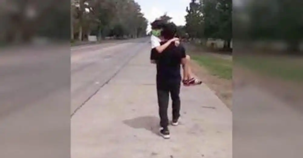 Arriba de una autobomba y en un mar de lágrimas: el video del último adiós a Abigail Jiménez